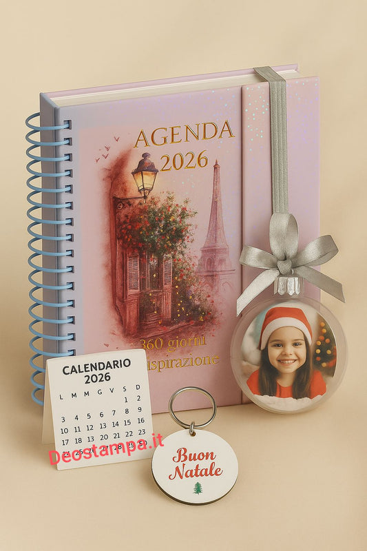 Kit Natale Personalizzato – Agenda 2026, Tazza, Pallina e Portachiavi